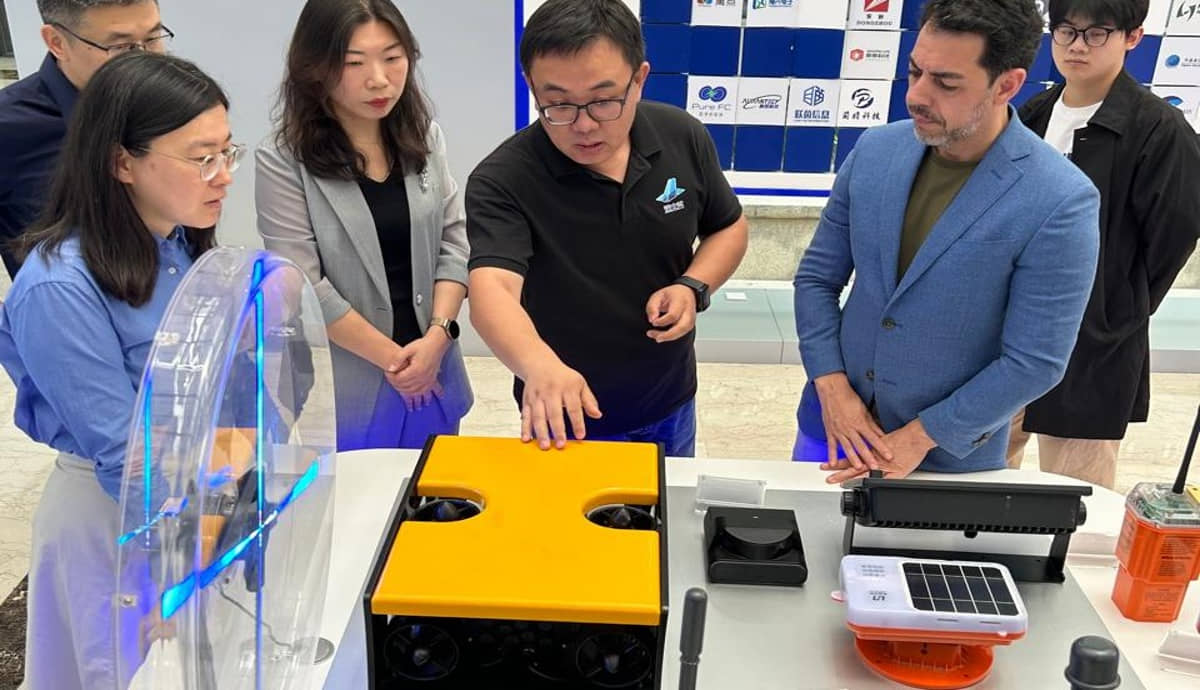 O presidente da APS, Anderson Pomini, conheceu especialistas em drones submarinos produzidos em Shanghai