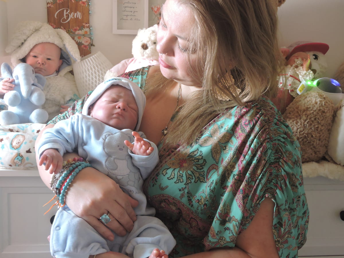 Bebês e bonecas, quase reais, são montados pela artista Andretzza Reis, de Itanhaém