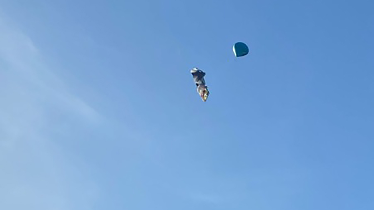 Um dos balões foi para a região da Ilha Barnabé e ficou preso em um guindaste