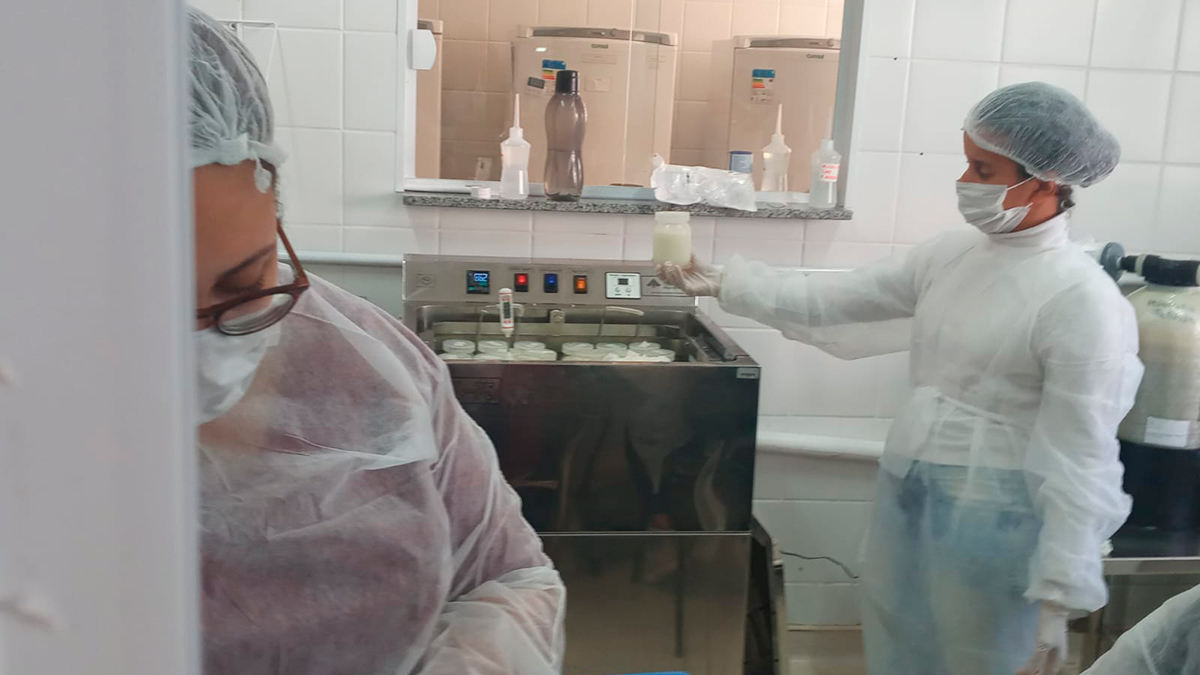 Mães são orientadas a amamentar os bebês e a doar o leite materno aos hospitais da região