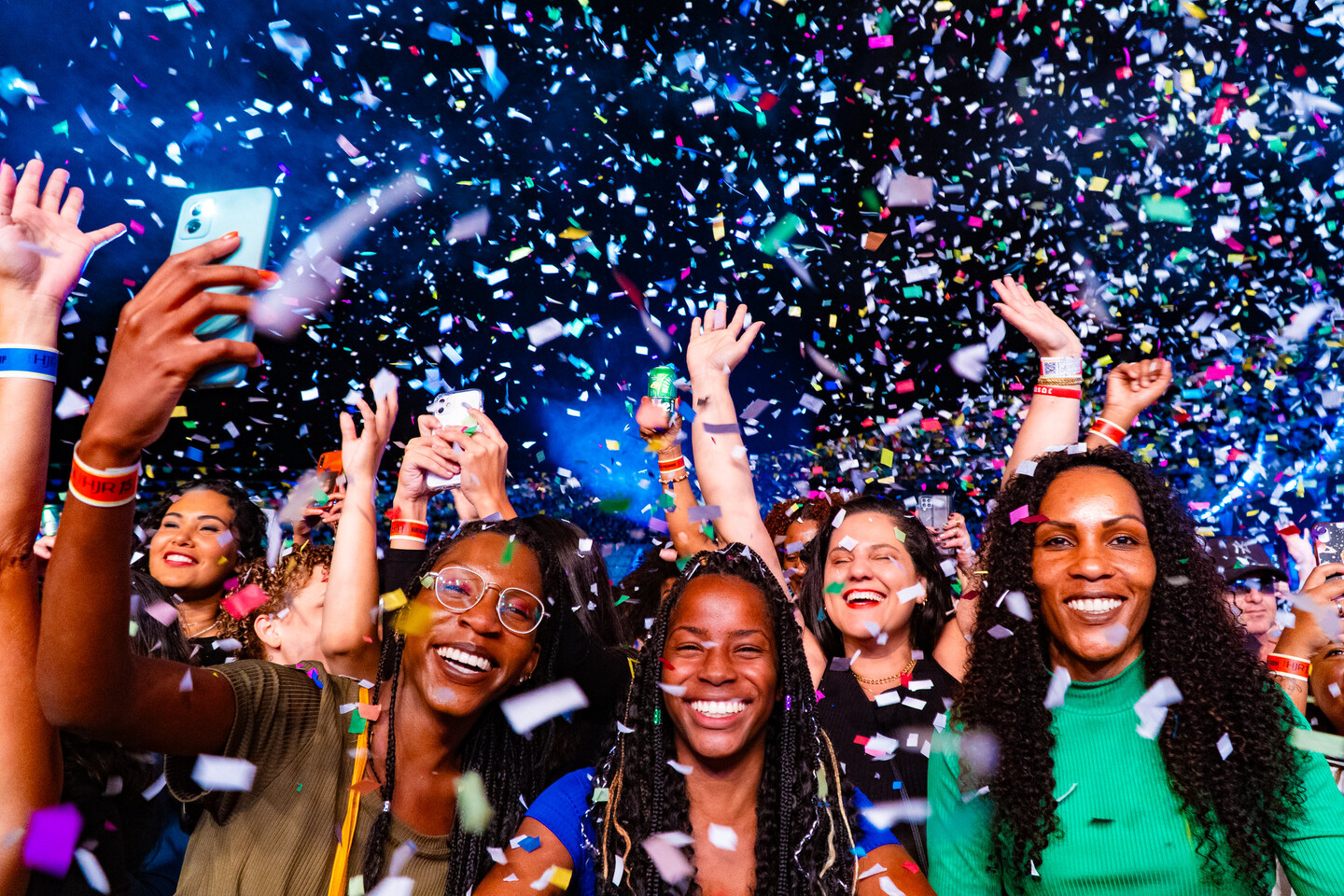 Entre os passeios pelo Centro da cidade, é possível almoçar e jantar à beira-mar no Canal de Bertioga