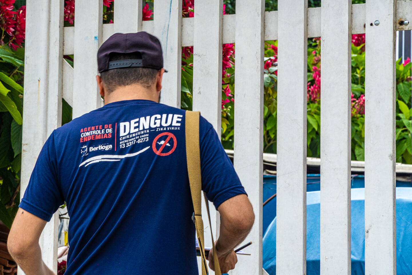 Agentes de Combate às Endemias (ACEs) e os Agentes Comunitários de Saúde (ACSs) estão regularmente nas ruas realizando ações casa a casa, orientando os moradores e realizando bloqueios e eliminação de focos e criadouros