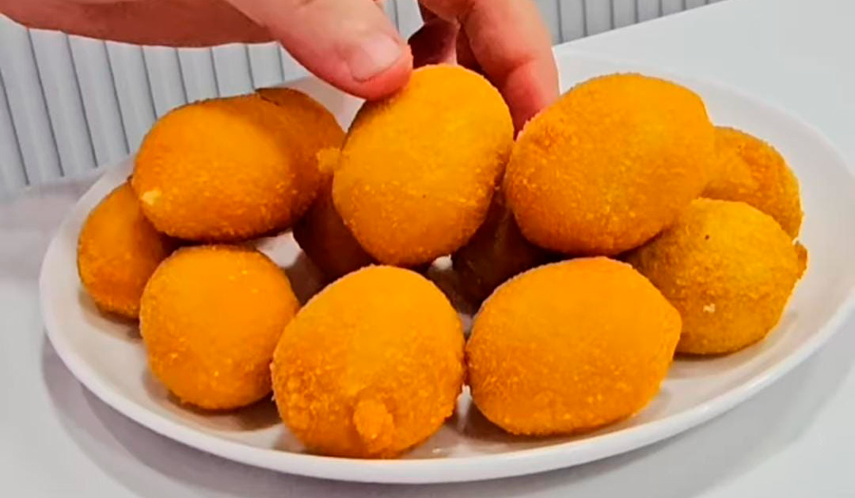 No cardápio, há diversas opções de doces e salgados