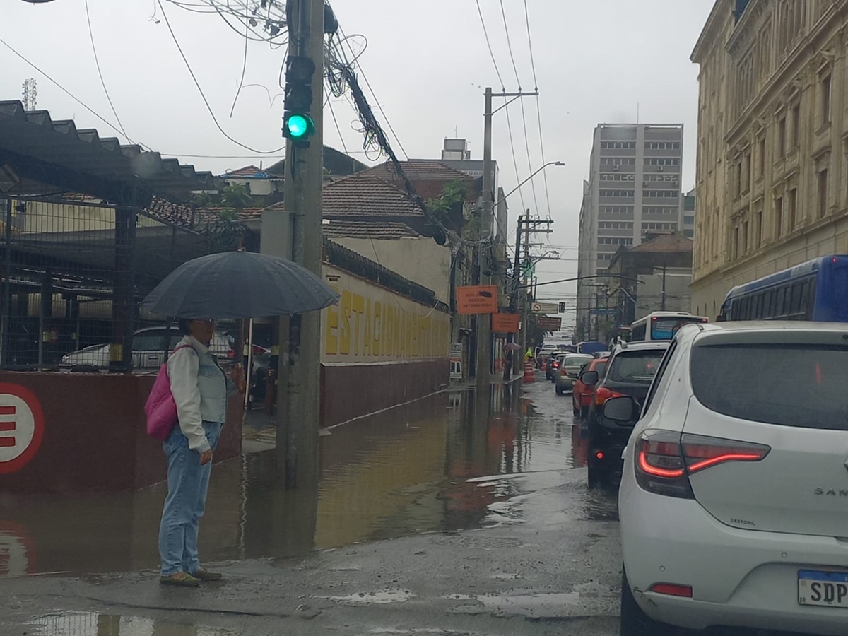 Trânsito no Centro de Santos na manhã desta terça-feira (4) ficou parado por conta de alagamentos