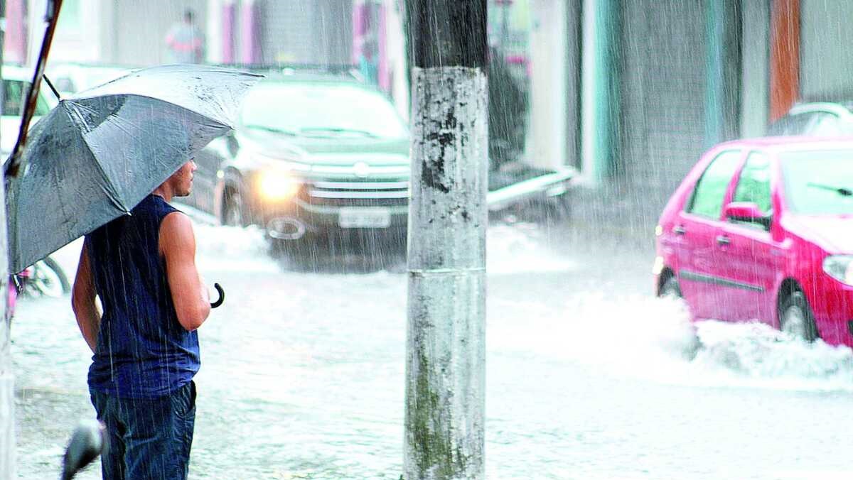 A chuva forte com rajadas de vento de até 80 km/h devem chegar ao Litoral de SP nesta segunda