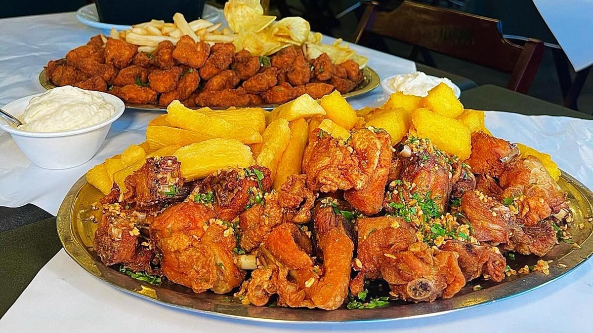 O frango à passarinho é um prato popular na culinária brasileira