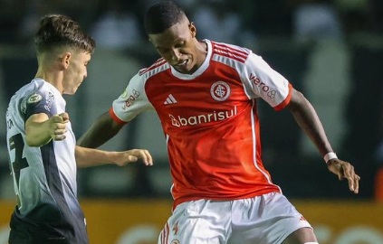 Com uma vitória em 10 jogos, o Corinthians vai para a zona do rebaixamento, na 17ª colocação