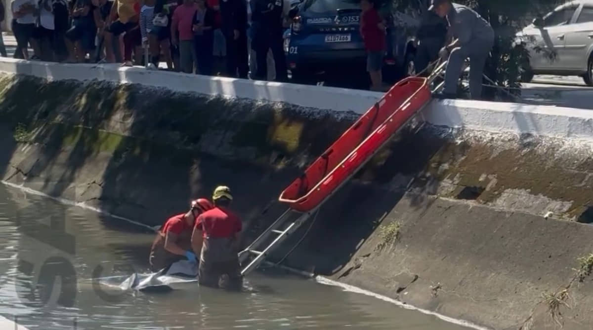 Bombeiros retiram corpo do Canal 2, em Santos, na manhã deste domingo (2)