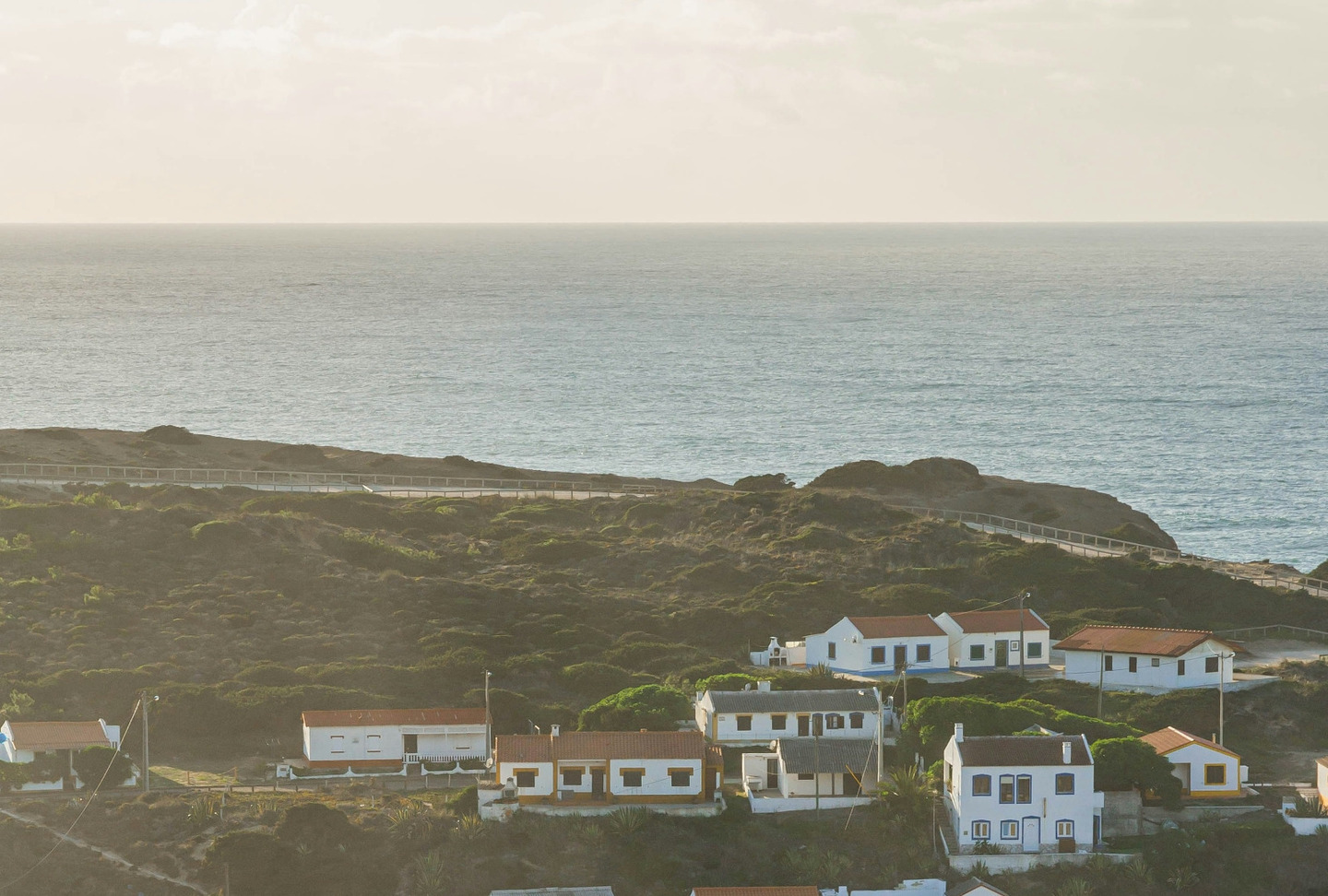 Casas são todas na cor branca, uma característica comum de muitas vilas para abrandar calor, que quando está forte chega a 35&ordm;C