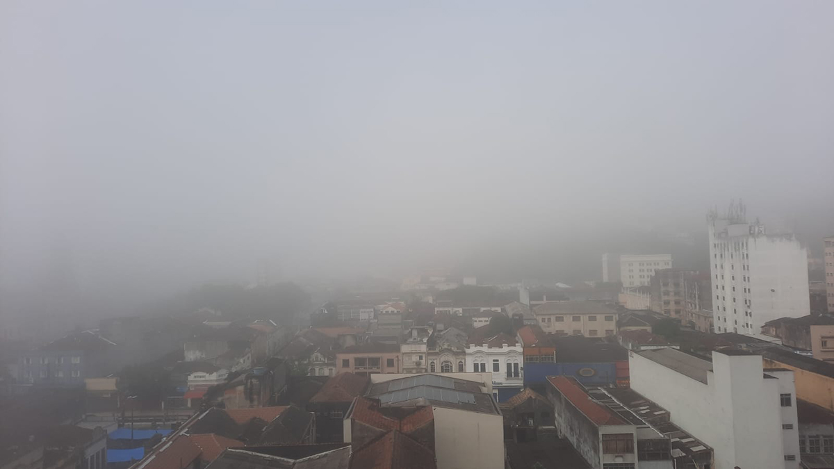 O Litoral de São Paulo acordou com muita neblina quinta-feira (13)