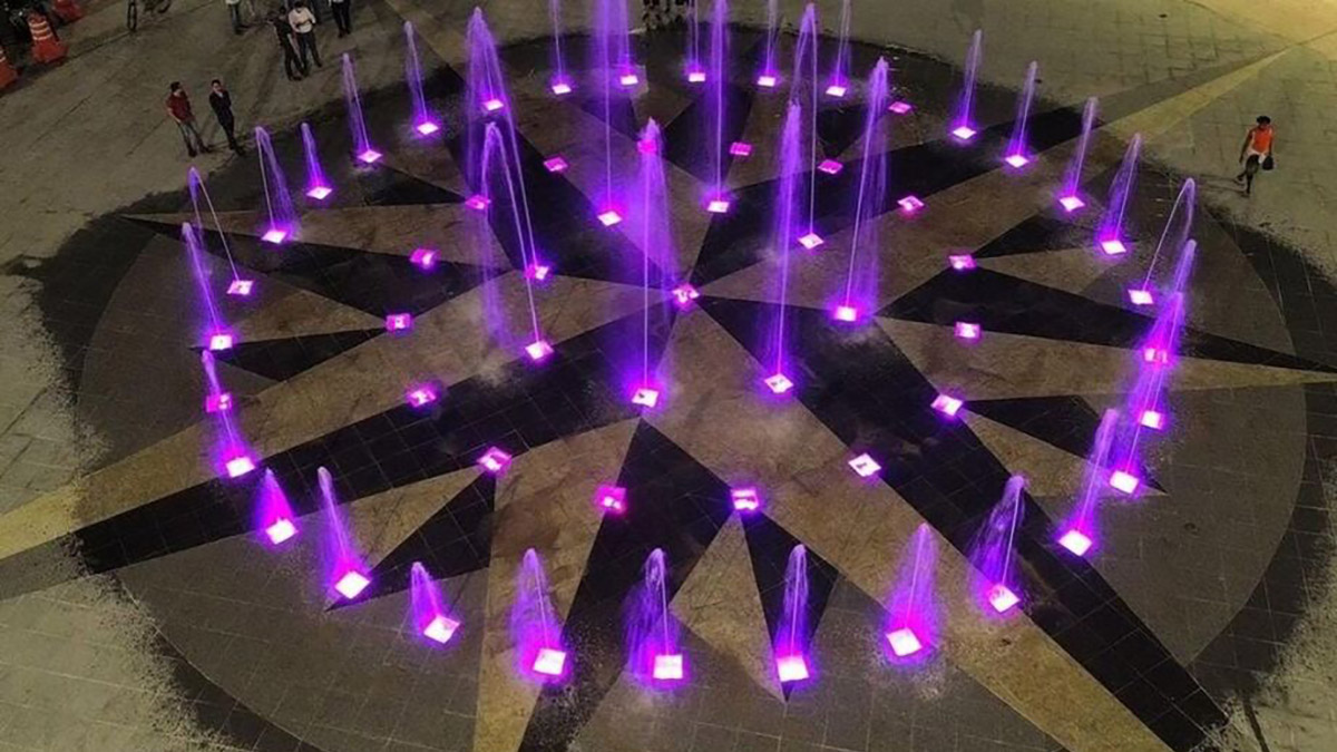 A fonte conta com luz e jatos d'água saindo do chão para que as crianças brinquem e se divirtam