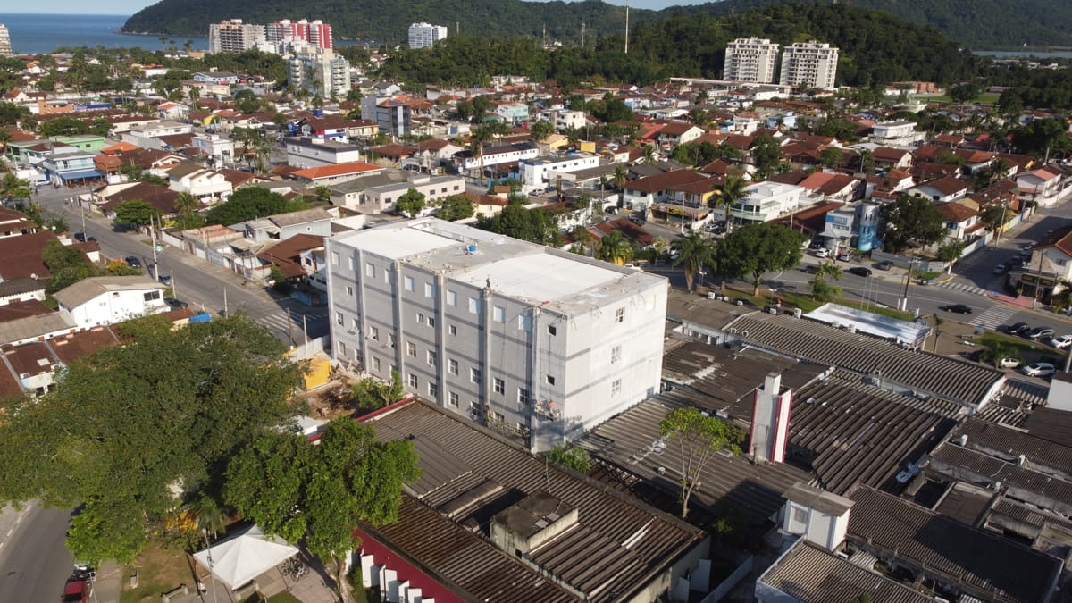 A unidade terá 10 leitos de Unidade de Terapia Intensiva (UTI) adulto, quatro salas cirúrgicas e 62 leitos de internação