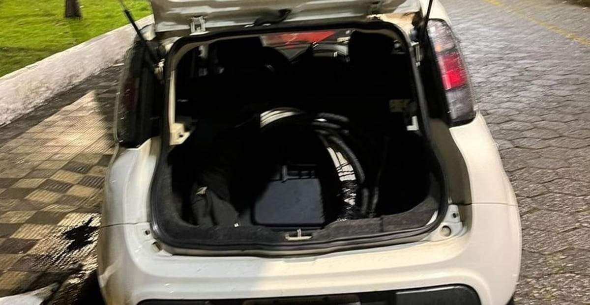 Dois aparelhos celulares e o veículo também foram apreendidos.