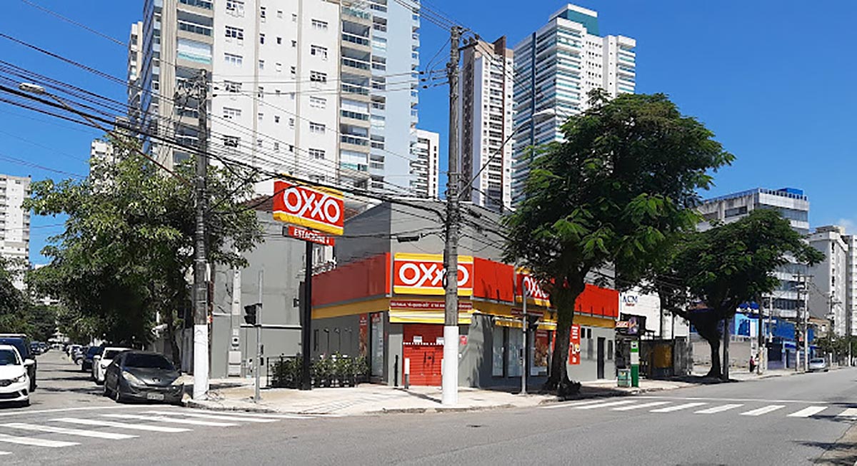 Quatro criminosos, um deles portando uma arma branca, invadiram e roubaram a loja