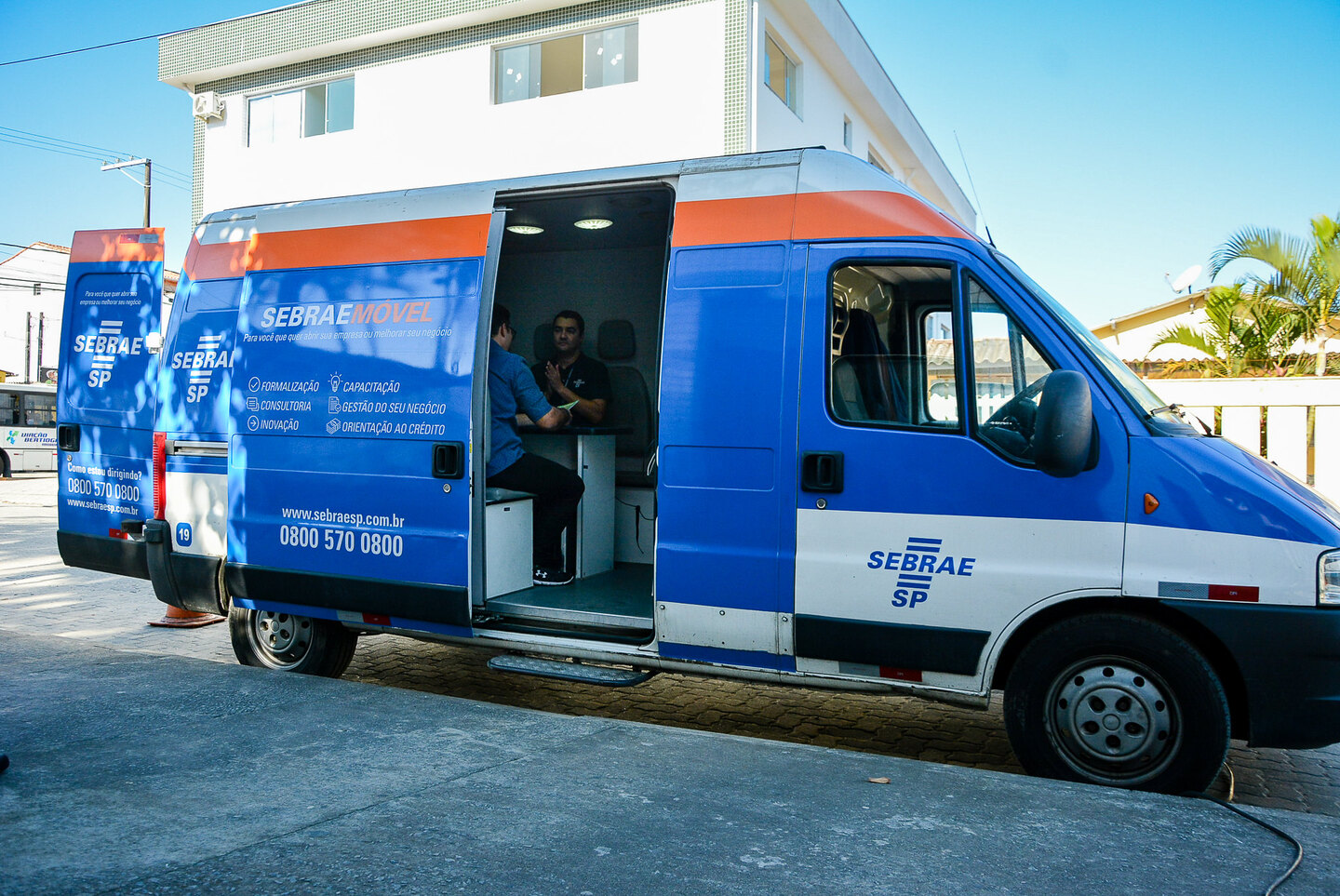 No local, a equipe orienta sobre cursos oferecidos pelo Sebrae, e informa sobre abertura e baixa de empresas