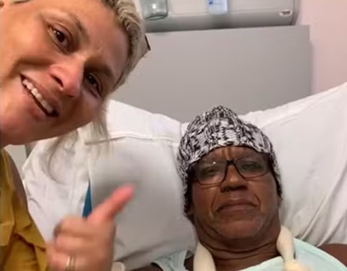 Ex-jogador Serginho Chulapa (na foto, ao lado da esposa) afirma que se acidentou sozinho