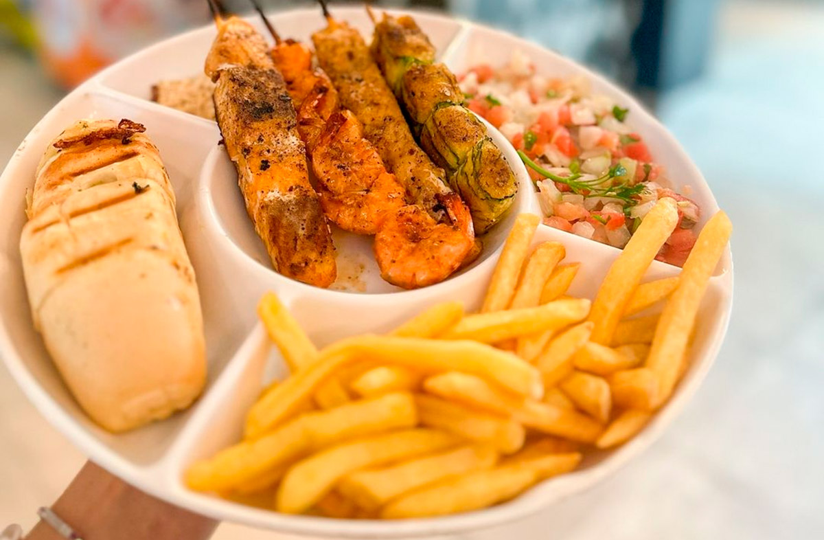 O restaurante está localizado na Avenida dos Bancários, 42, na Ponta da Praia, em Santos.