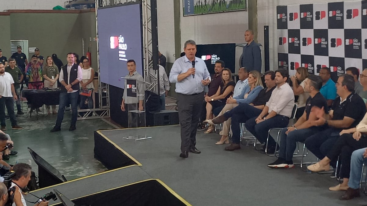 O governador Tarcísio de Freitas em Bertioga