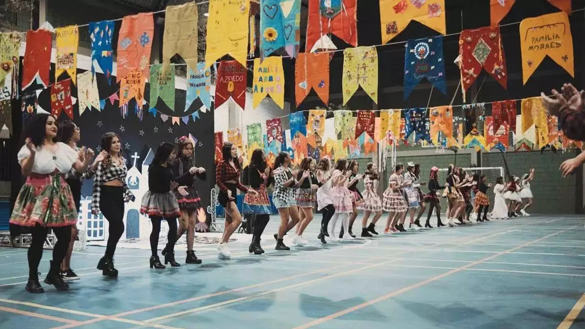 A primeira semana do 'Arraiá dos Ingleses & Caiçara' vai agitar o público com muito rock e samba