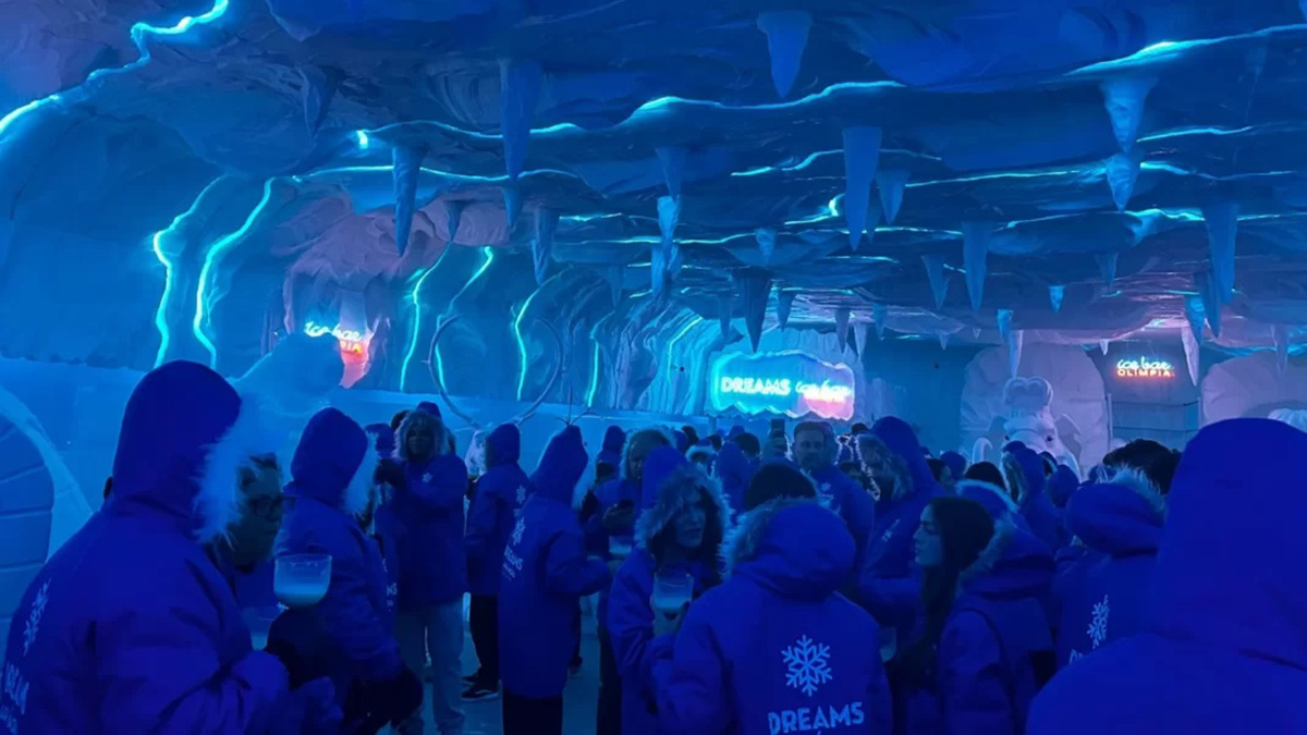 As paredes, esculturas, mesas, cadeiras, balcões e escorregadores do ambiente são feitos de gelo