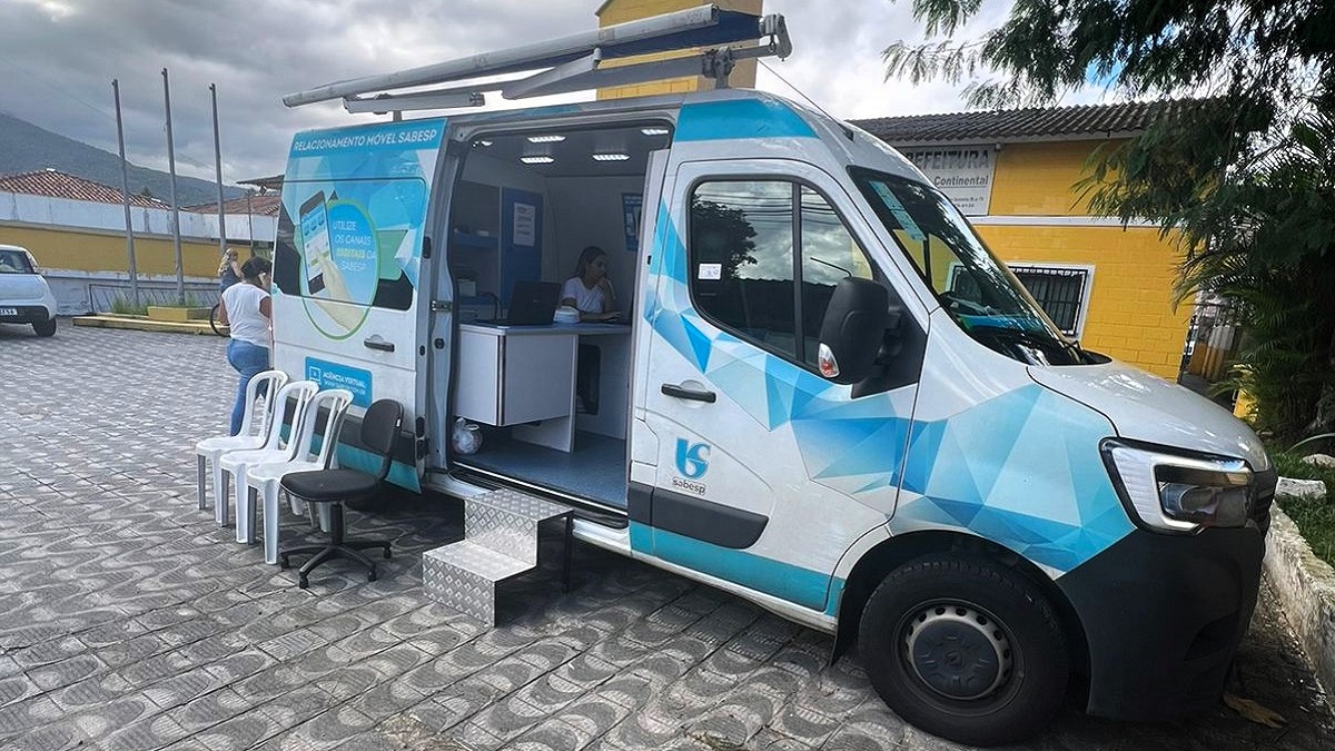 A agência móvel da Sabesp esteve em São Vicente e segue para Cubatão na próxima semana
