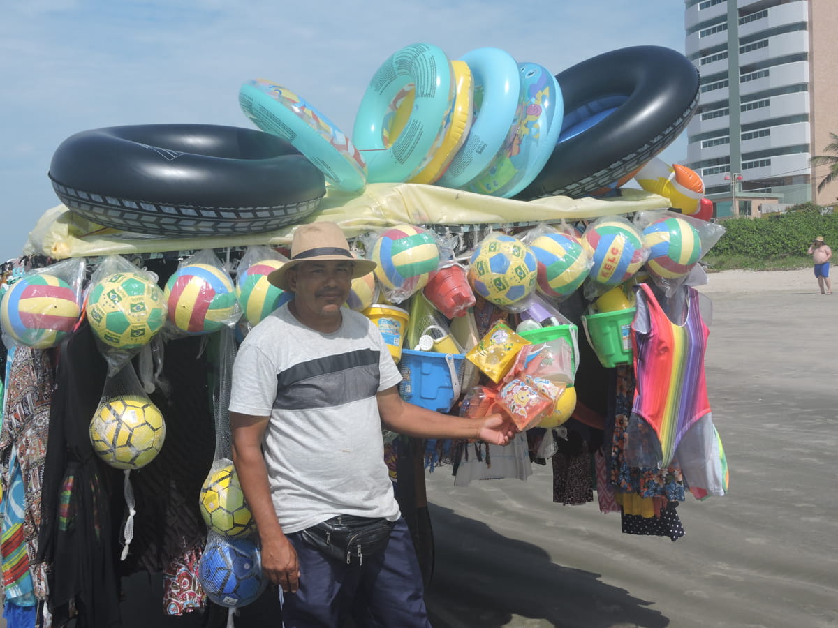 Santistas e turistas podem ajudar a combater irregularidades na orla