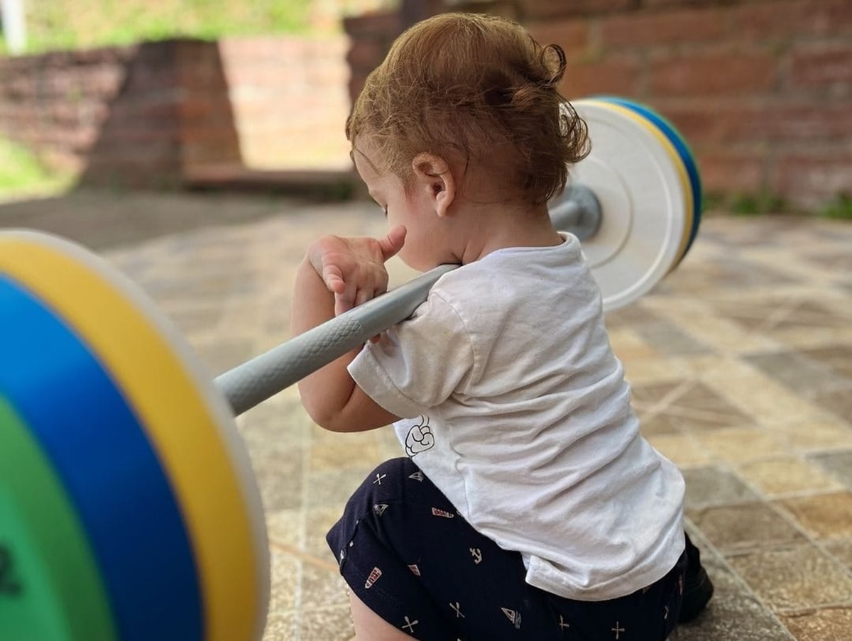 João Lucas tem 1 ano e 5 meses e repete os exercícios que os pais fazem no crossfit