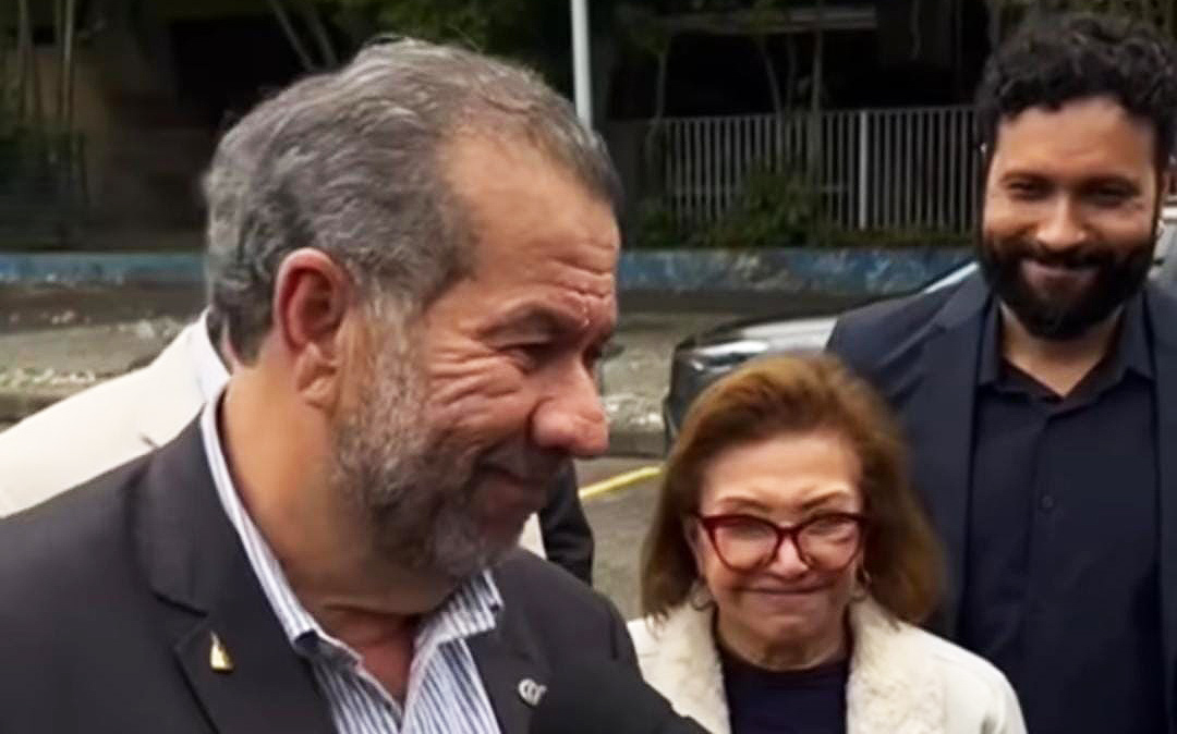 O ministro da Previdência, Carlos Lupi, durante visita a Santos