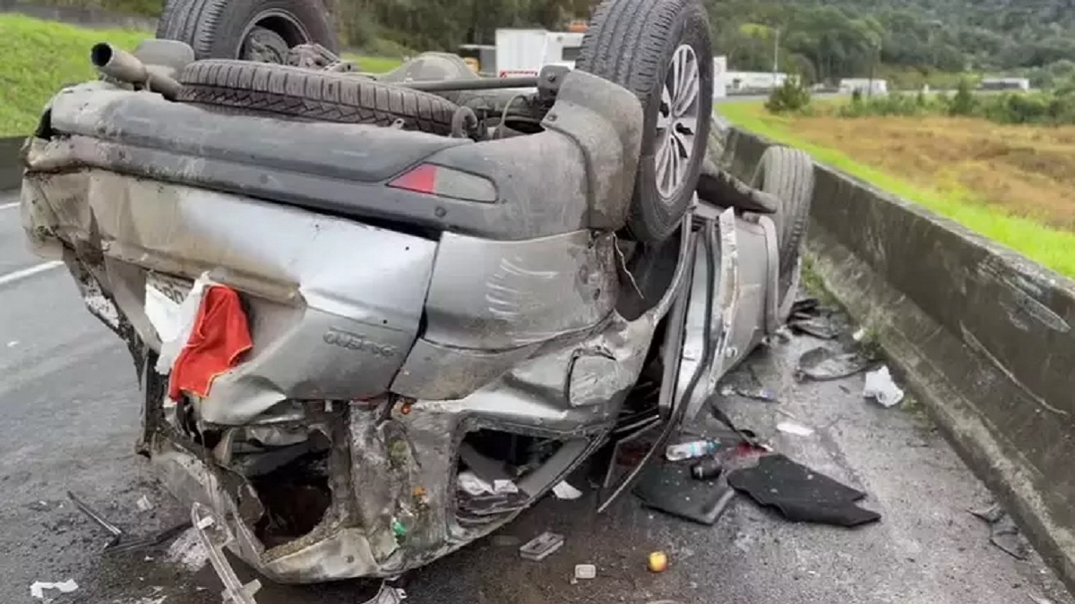 O carro saiu da pista e acabou colidindo contra um barranco que fica no canteiro central da pista e capotou