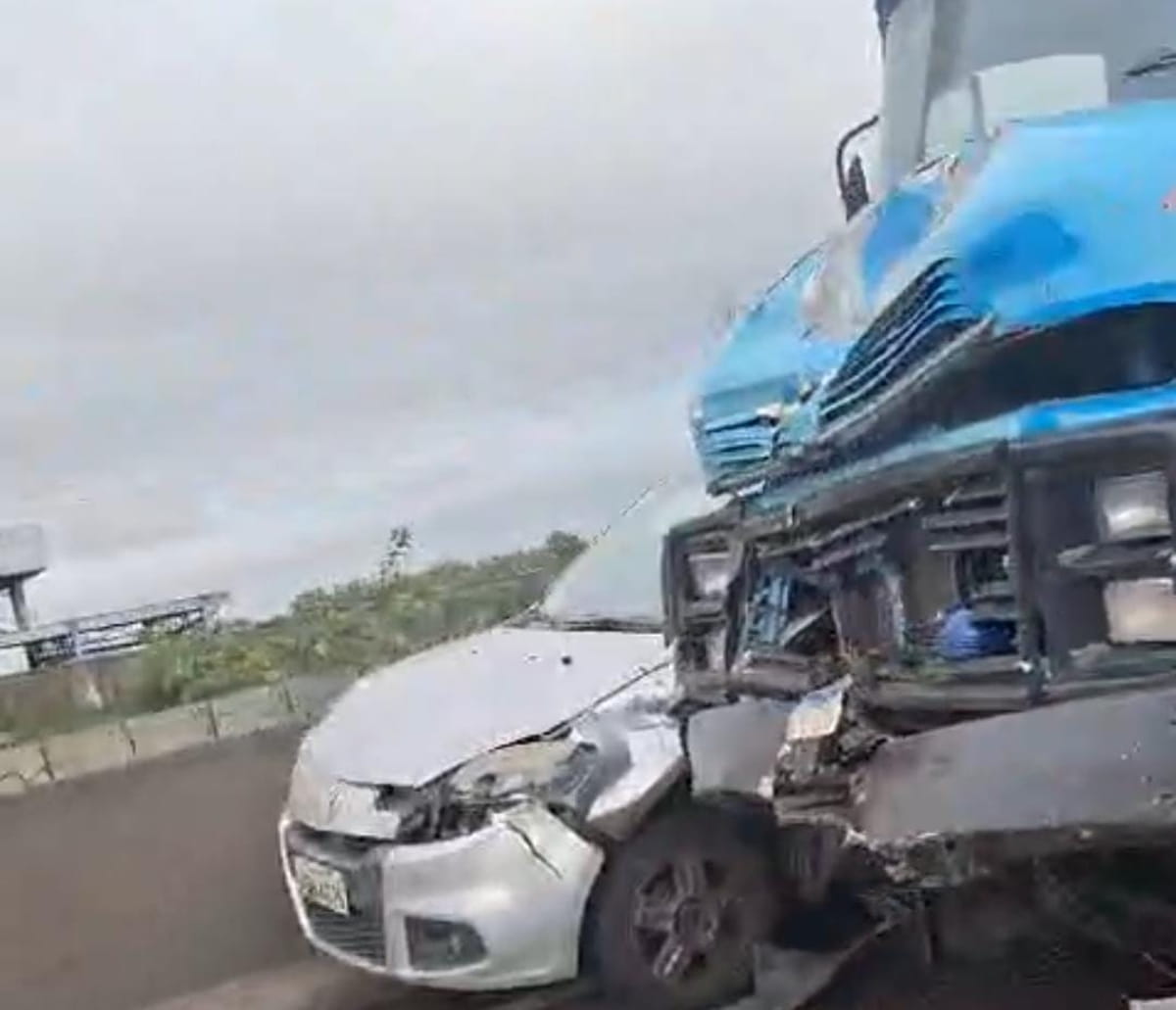 Devido ao acidente, quem segue em direção a Santos pela rodovia vai enfrentar congestionamento no local.