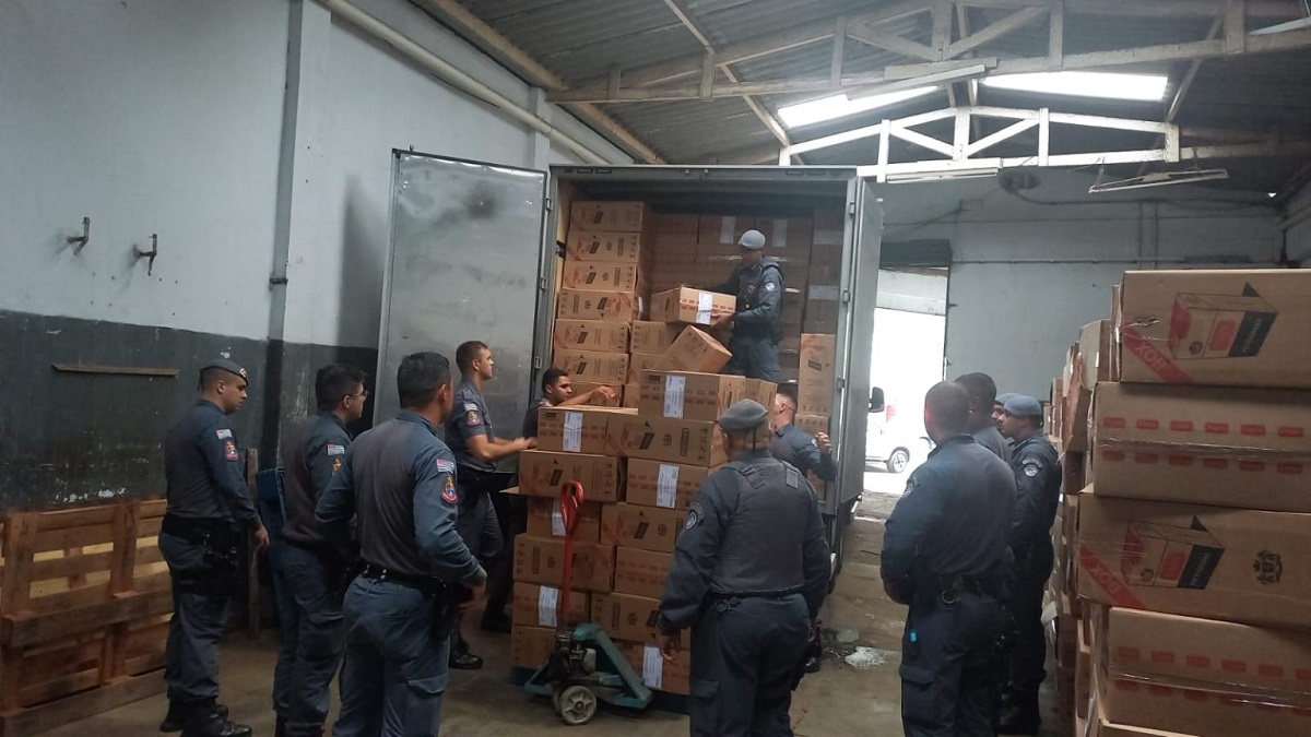 Com o apoio de policiais federais, os militares localizaram um homem identificado como proprietário do galpão