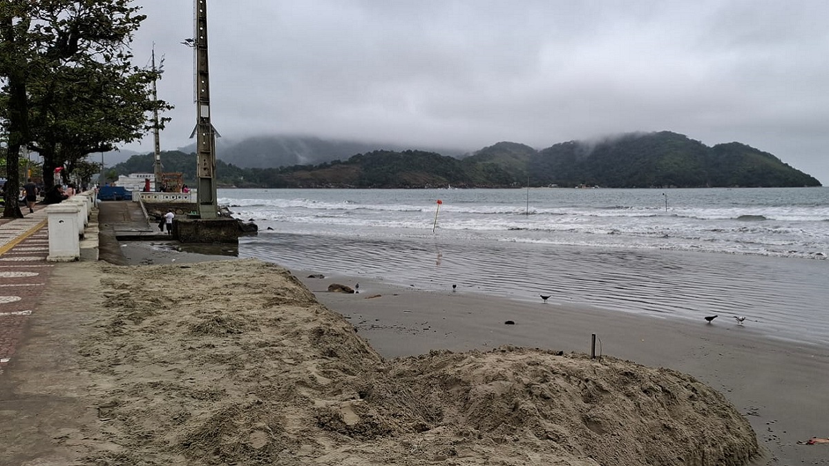 Frio espantou banhistas das praias neste domingo em Santos