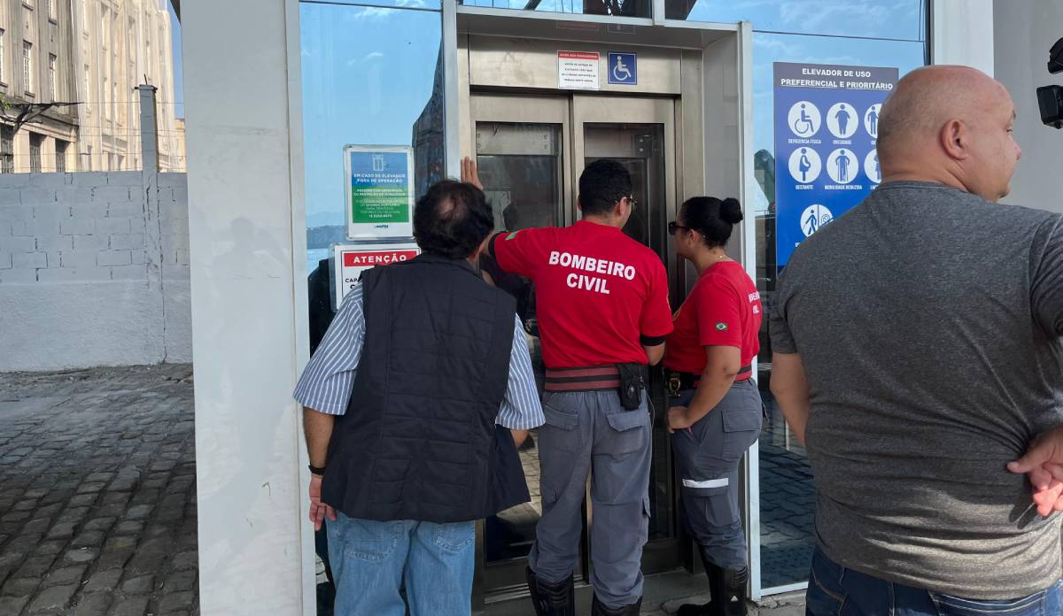 Havia cerca de 15 pessoas no elevador