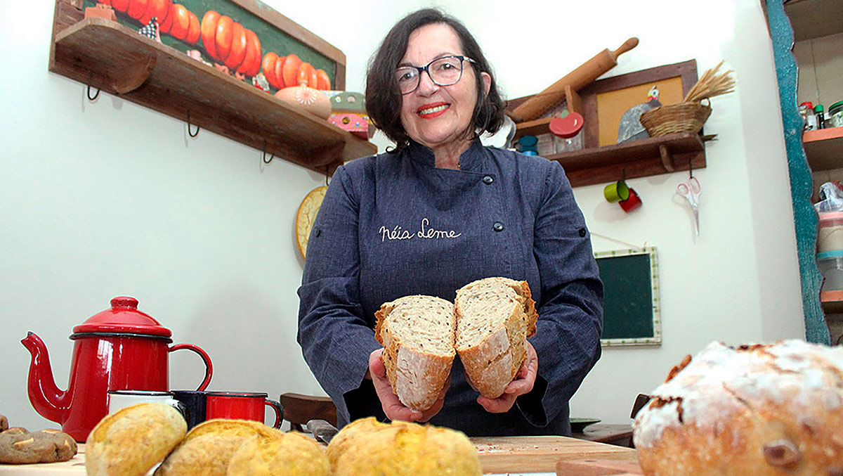 Neia abre as portas de sua casa para mostrar os vários tipos de pães e cookies que produz
