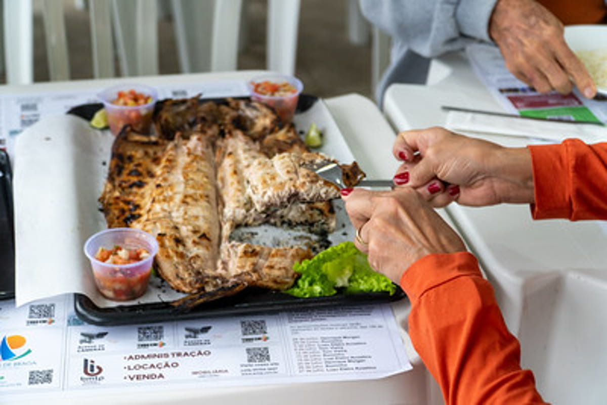 Os visitantes podem degustar uma tainha espalmada na brasa, temperada especialmente para a ocasião, acompanhada de farofa, vinagrete, arroz e pão, por R$ 150