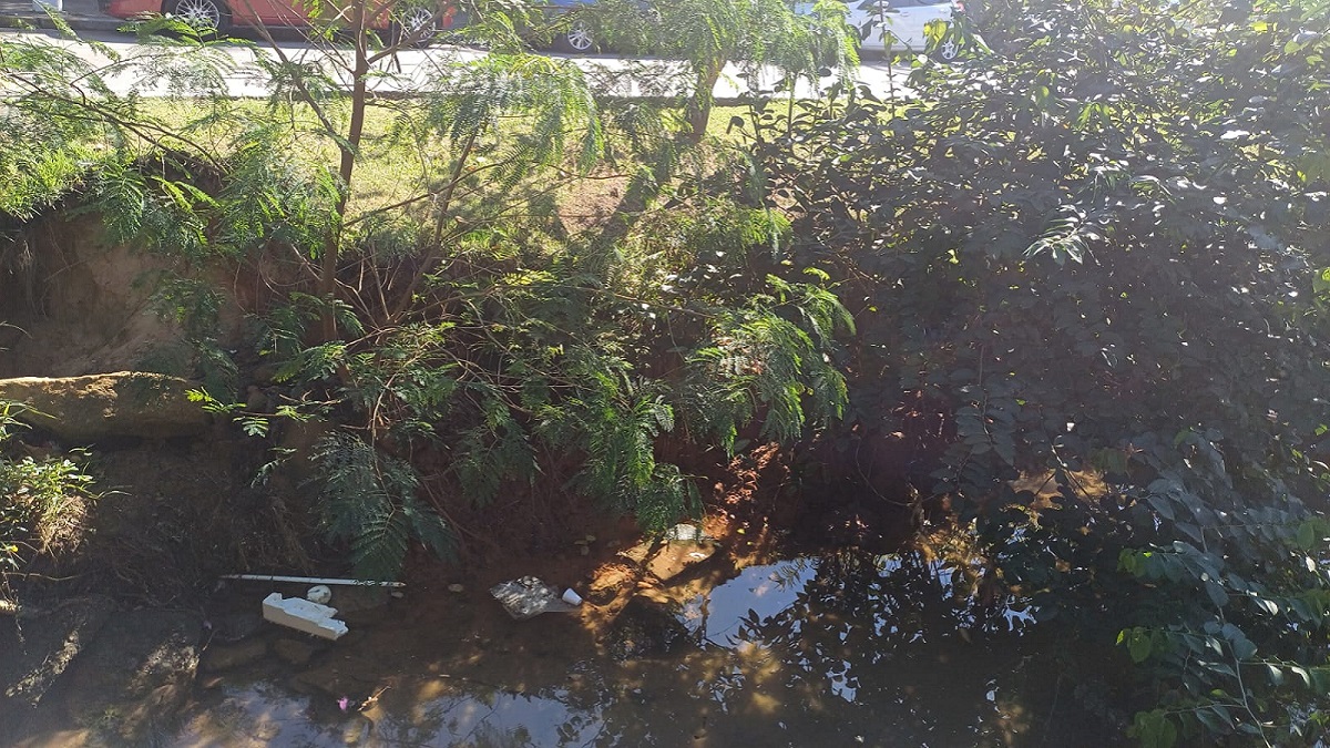 O morador acredita que o problema não é novo e se agravou por conta das fortes chuvas