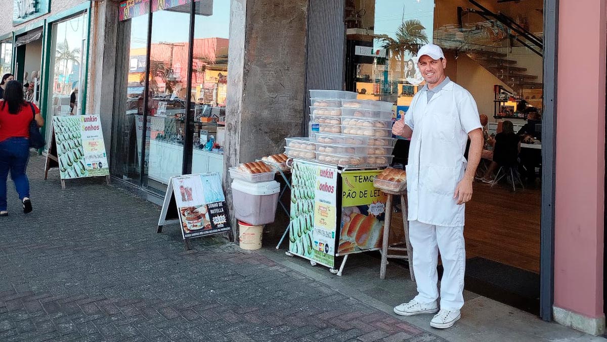 São oferecidos diversos sabores de sonhos e pão de leite aos clientes, no centro de Itanhaém