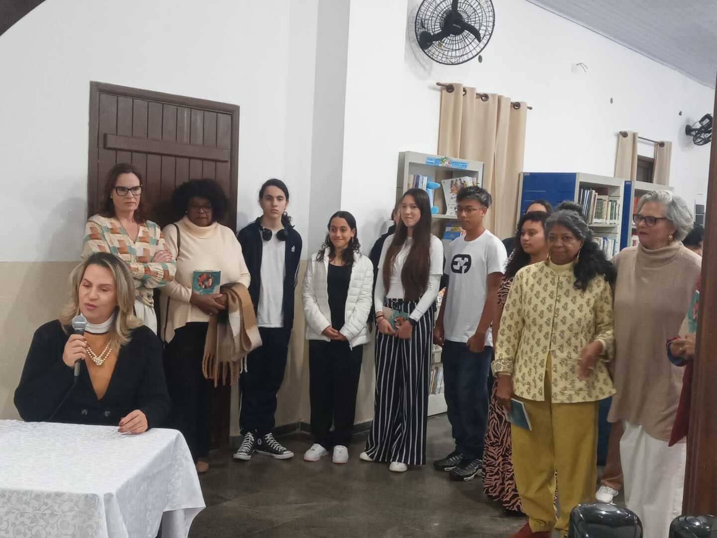 A organizadora Maria Elise apresenta os autores do livro que reúne contos, poemas e crônicas, em Itanhaém