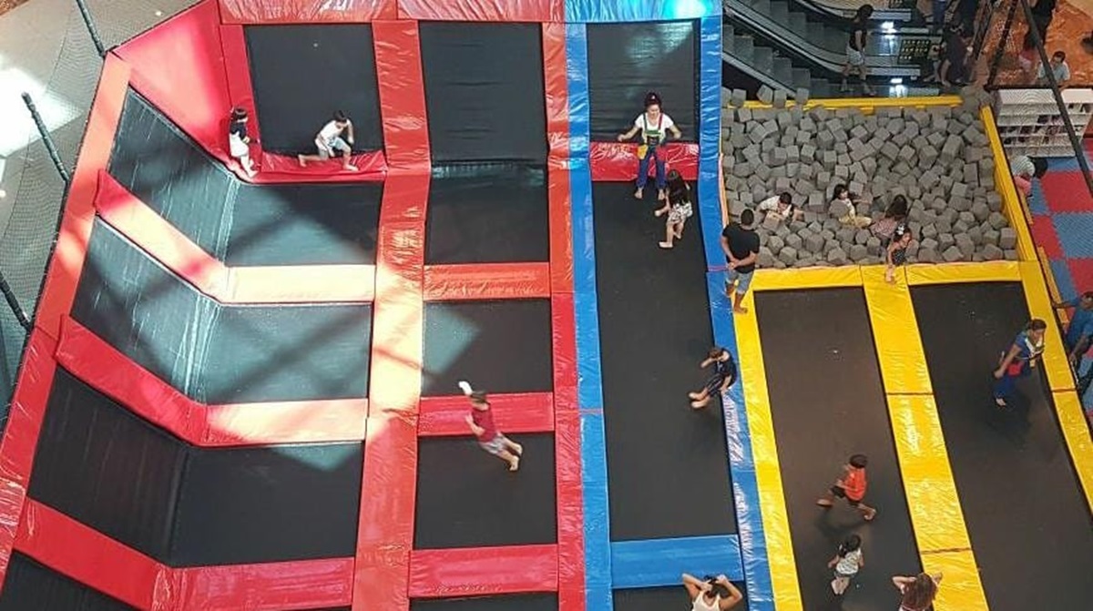 Parque em Praia Grande tem 200 metros de trampolins, além de mega piscina de bolinha