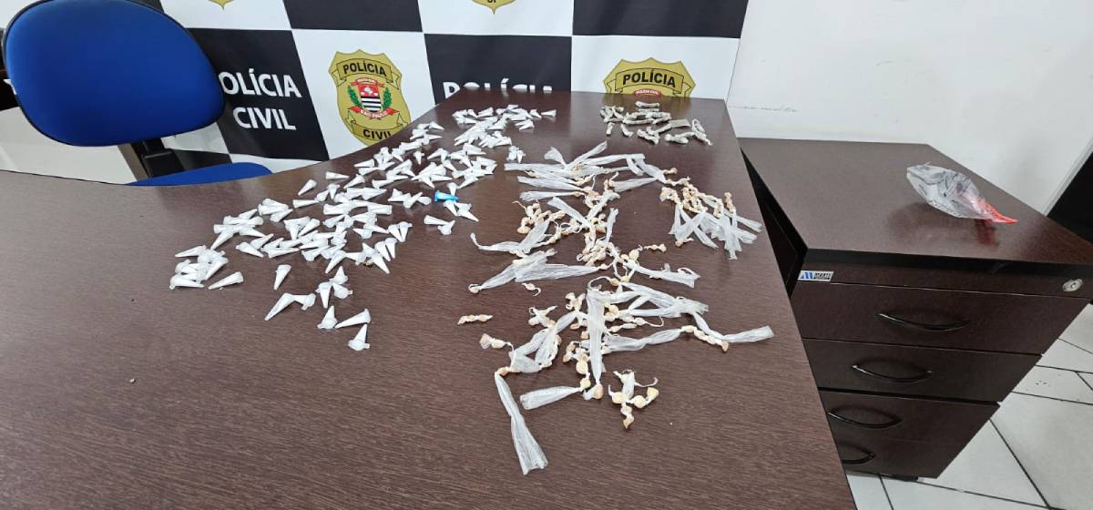 As drogas foram apreendidas e levadas para a delegacia