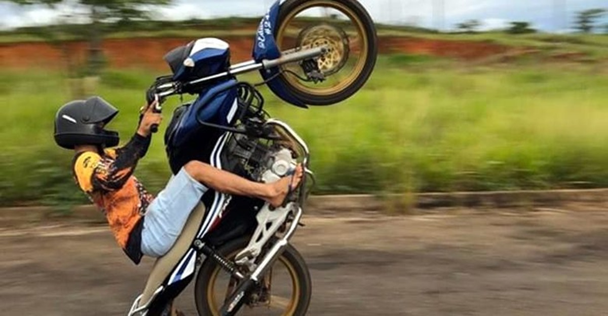 Empinar moto pode gerar suspensão imediata da CNH