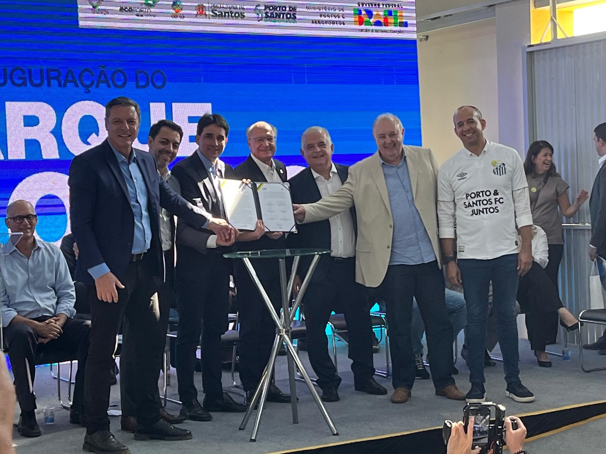 Autoridades - incluindo o vice-presidente Geraldo Alckmin - assinaram o termo para mudança de local