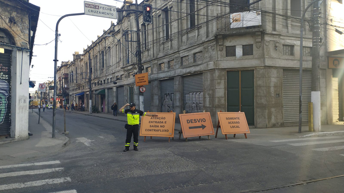 O trânsito no Centro de Santos foi alterado, mais uma vez, em três vias da região na manhã desta quarta-feira (3)