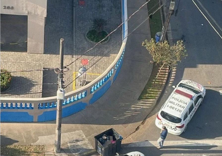 Uma viatura permaneceu no local para preservar a cena do crime até a chegada da perícia