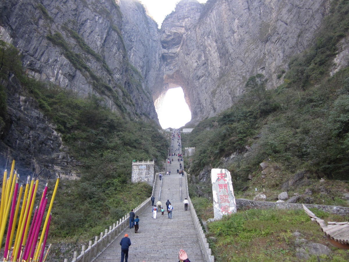Caverna Tianmen, conhecida como a Porta do Céu, fica na Montanha Tianmen, província de Hunan, China