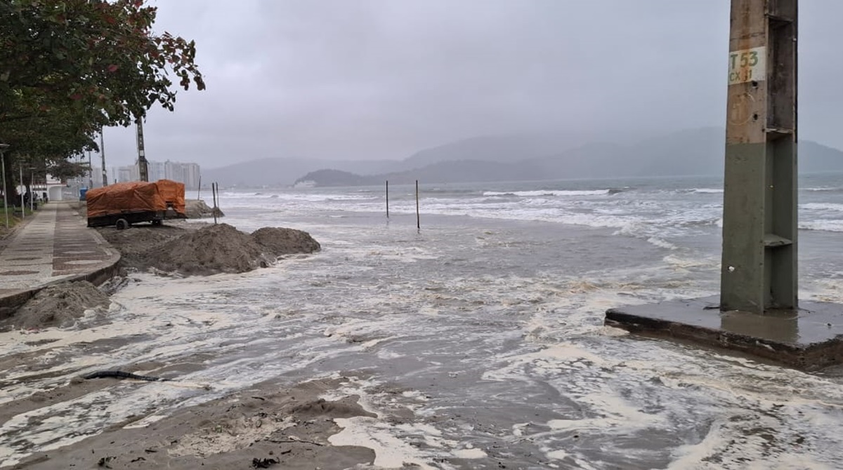 Ressaca cobre faixa de areia no Canal 5