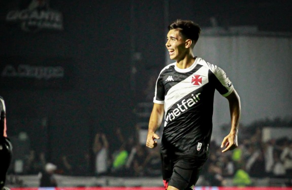 Vasco e Corinthians entram em campo para definir quem levanta a taça
