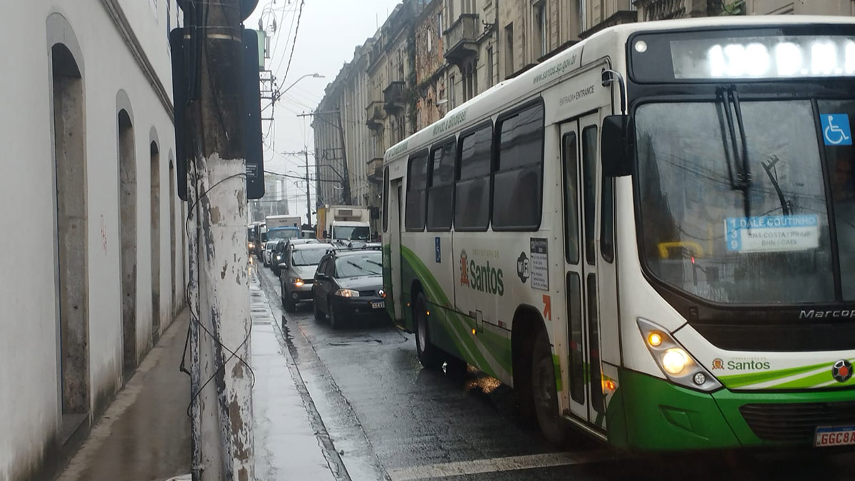 Centro de Santos tem trânsito congestionado nesta segunda-feira