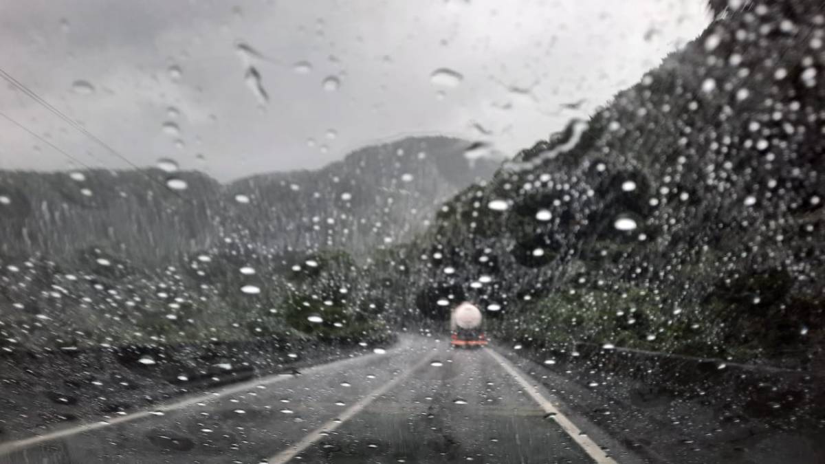 A Rodovia Anchieta apresenta tráfego lento do km 14 ao 10, no sentido São Paulo, devido ao alto fluxo de veículos