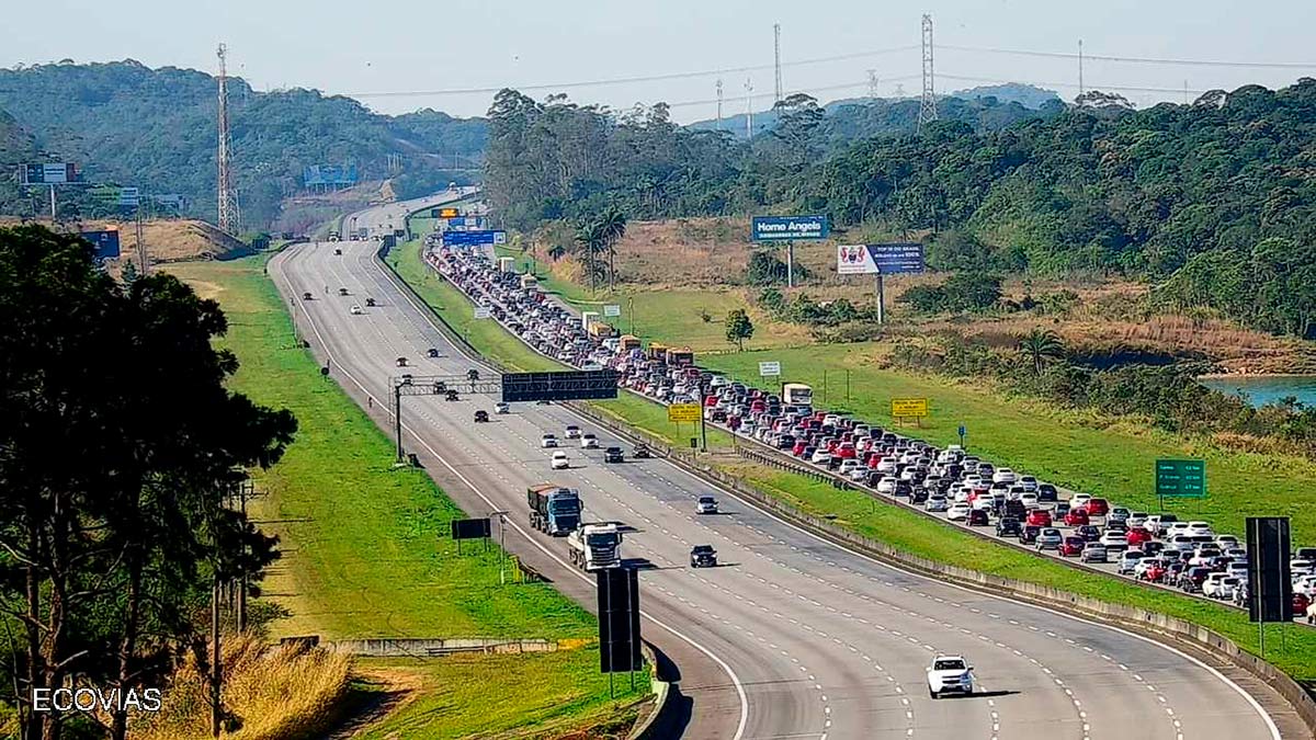 Milhares de veículos seguiram rumo ao interior ou litoral de SP para aproveitar o feriado prolongado
